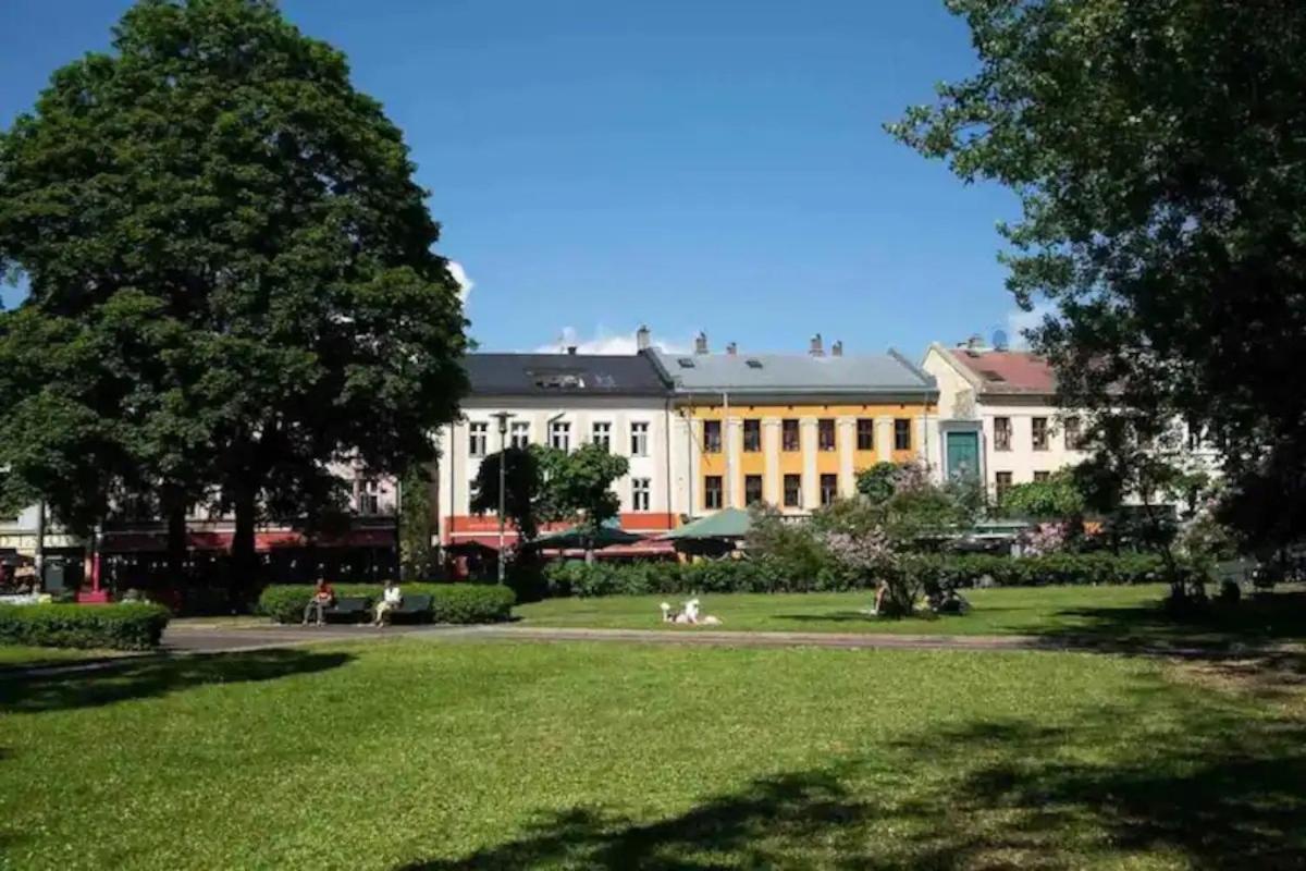 Gruenerlokka, Close To Center